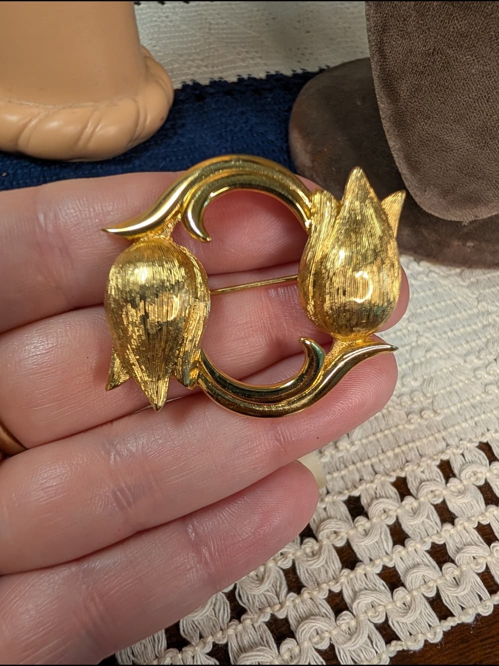 Vintage Monet Stamped Gold Tulip Circle Floral Pin Brooch - Thumbnail 2
