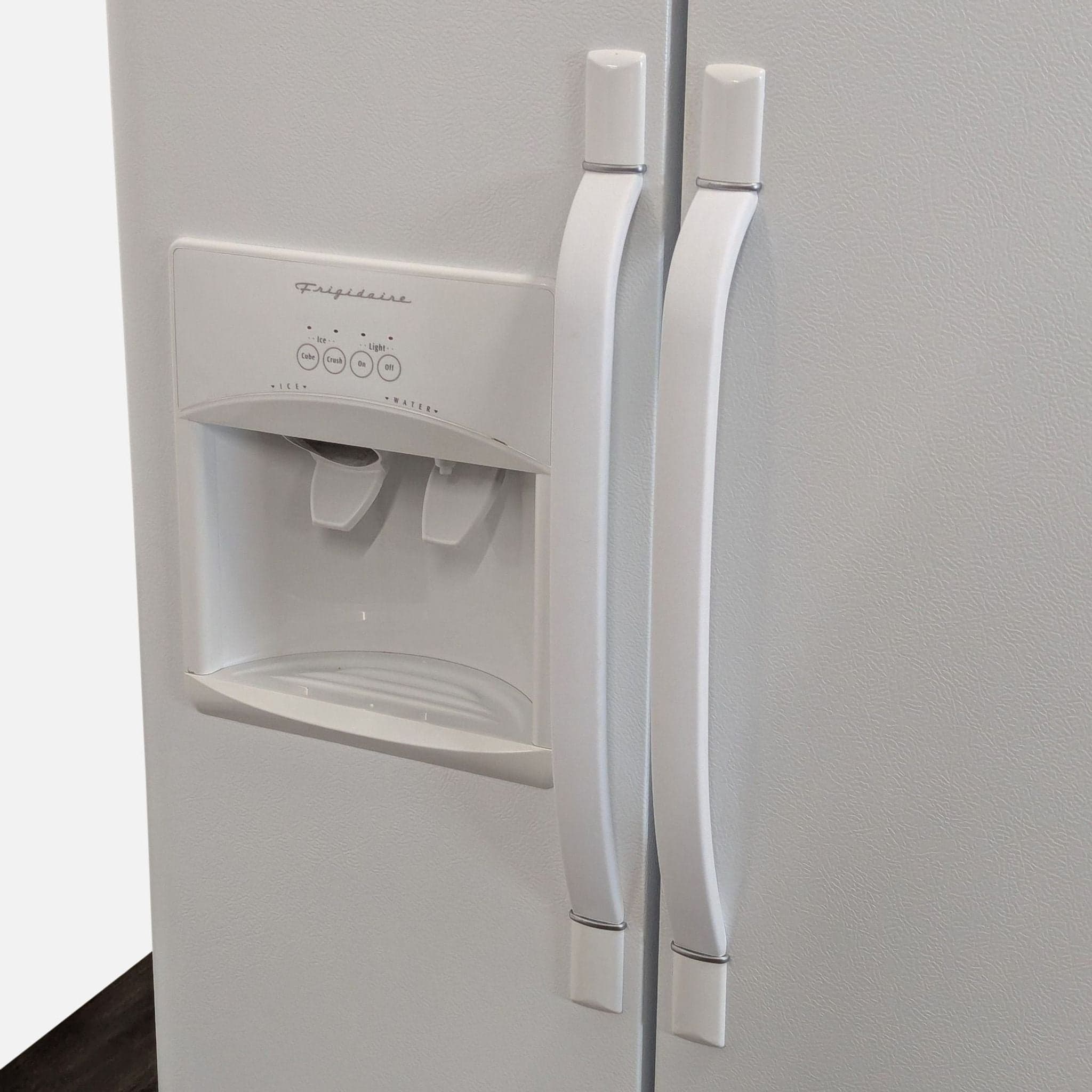 Frigidaire FRS6LE4FW0 Side-by-Side Refrigerator with Ice and Water Dispenser - White - Thumbnail 5