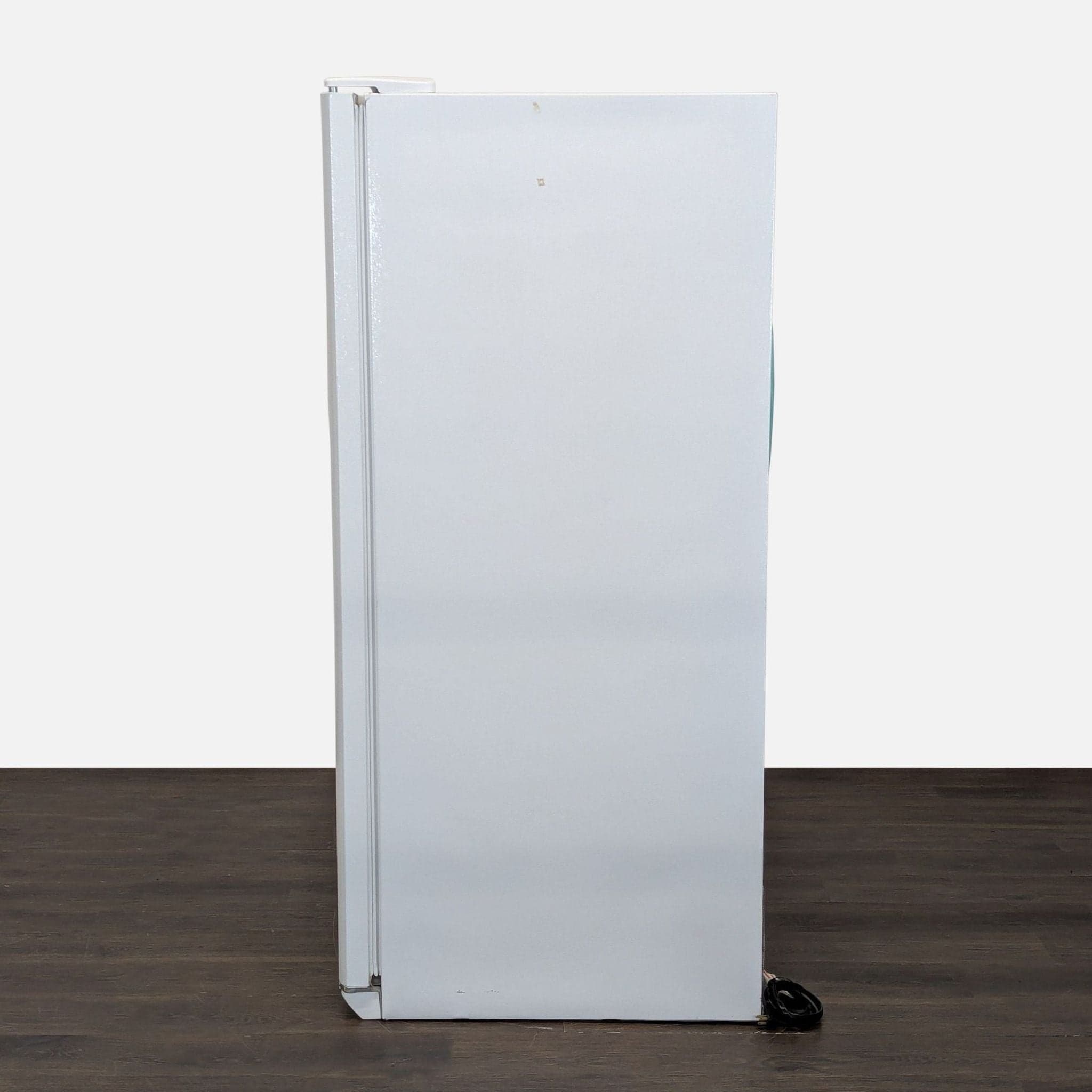 Frigidaire FRS6LE4FW0 Side-by-Side Refrigerator with Ice and Water Dispenser - White - Thumbnail 4