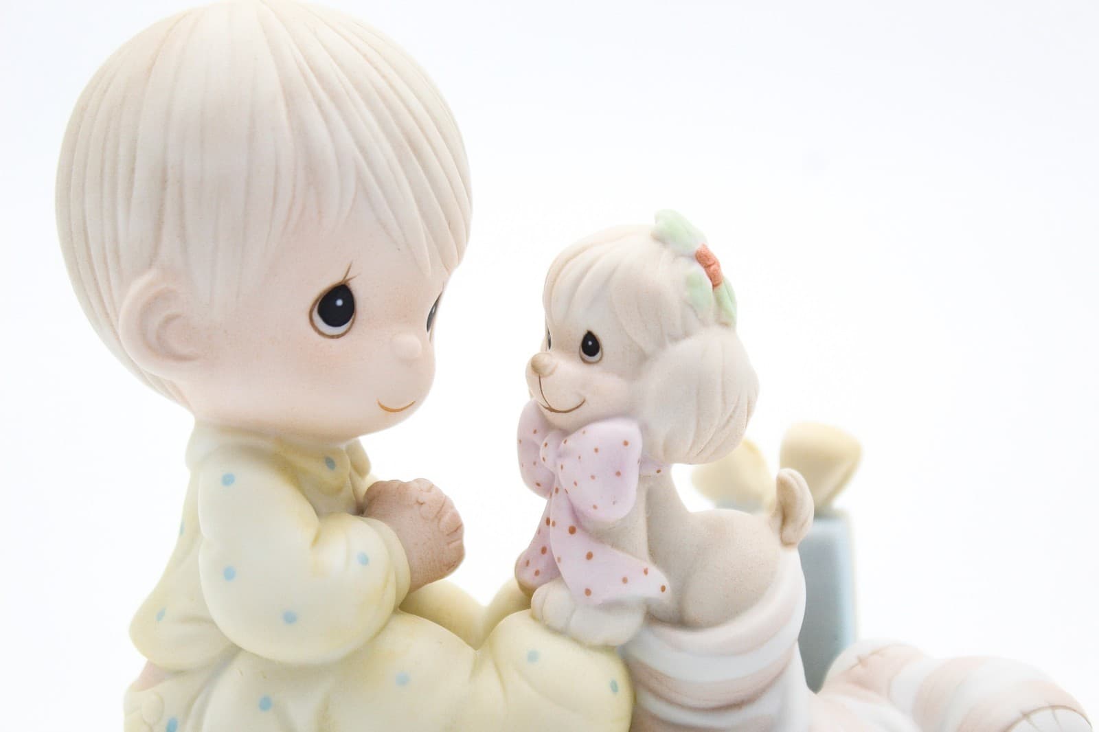 Precious Moments The Greatest Gift Is A Friend Enesco Porcelain Figurine 1987 - Thumbnail 2