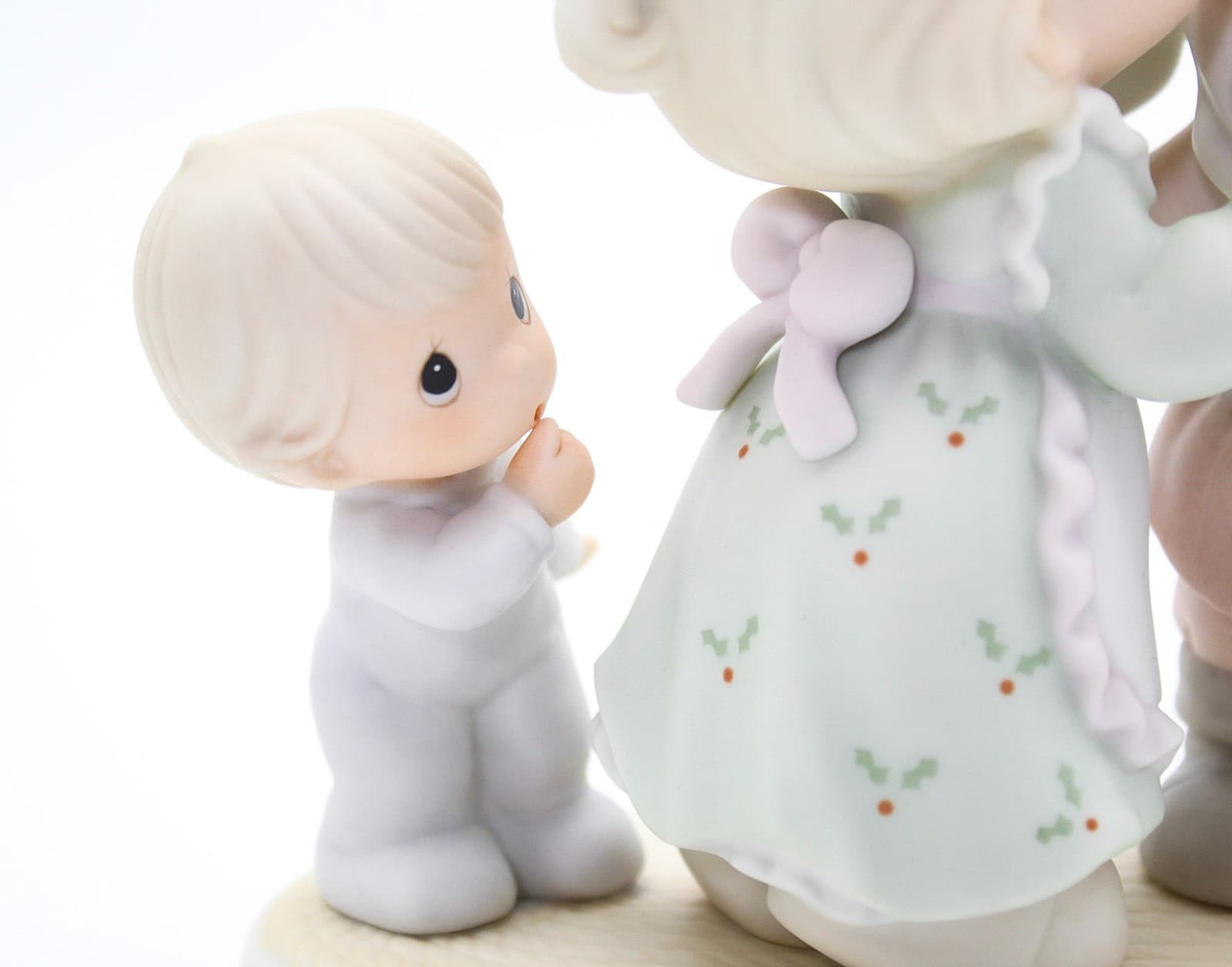Precious Moments I Saw Mommy Kissing Santa Claus Enesco Porcelain Figurine 1998 - Thumbnail 4