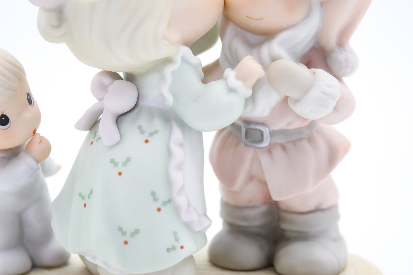 Precious Moments I Saw Mommy Kissing Santa Claus Enesco Porcelain Figurine 1998 - Thumbnail 3