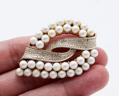 Pegasus Coro Designer Vintage Gold Tone Faux Pearl Leaf Motif Pin Brooch - Thumbnail 2