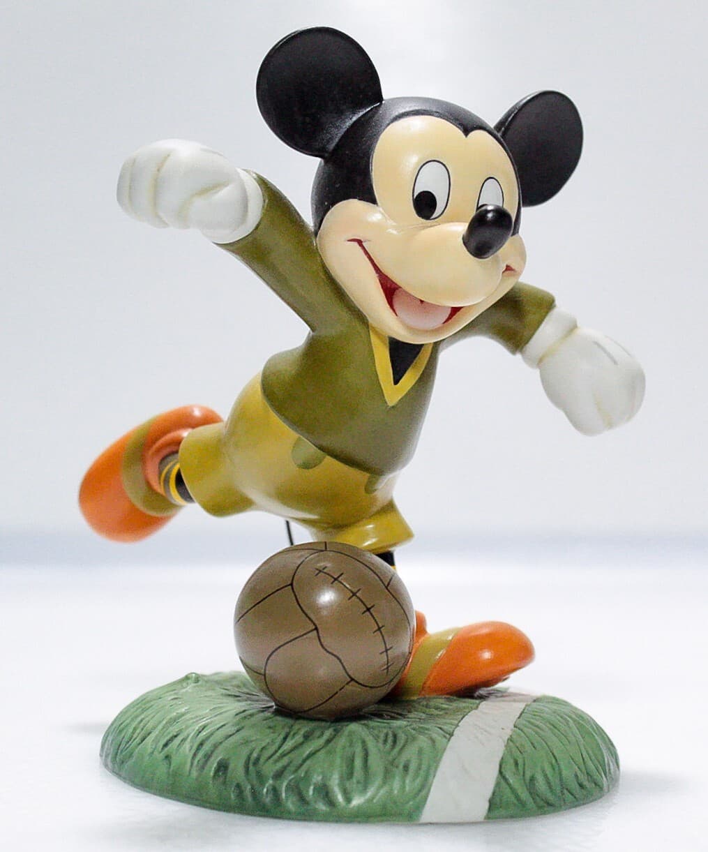 Disney MICKEY AND FRIENDS Vintage "Big Shot" Playing Soccer Enesco Figurine - Thumbnail 5