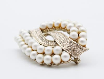 Pegasus Coro Designer Vintage Gold Tone Faux Pearl Leaf Motif Pin Brooch - Thumbnail 5