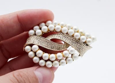 Pegasus Coro Designer Vintage Gold Tone Faux Pearl Leaf Motif Pin Brooch - Thumbnail 3