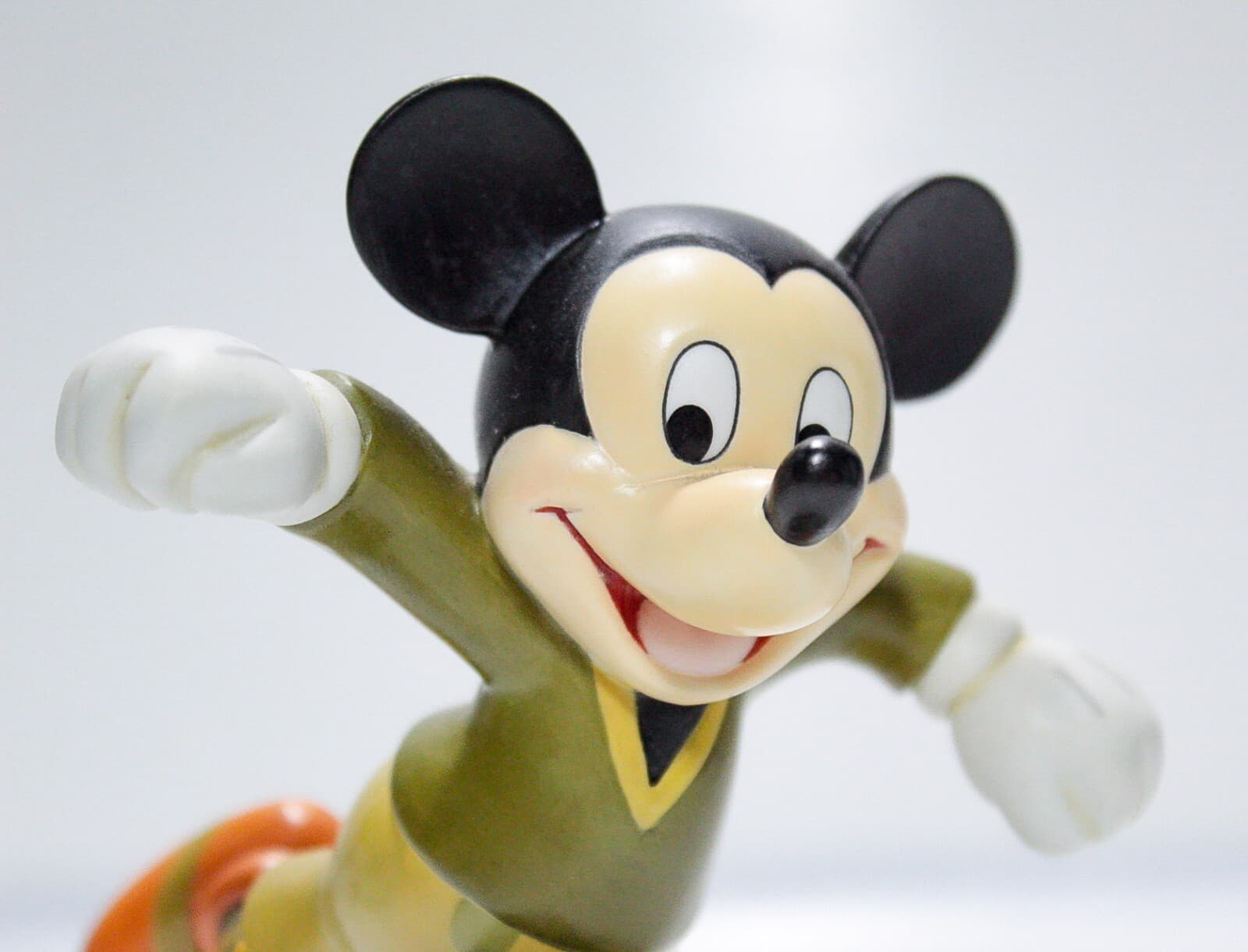 Disney MICKEY AND FRIENDS Vintage "Big Shot" Playing Soccer Enesco Figurine - Thumbnail 2