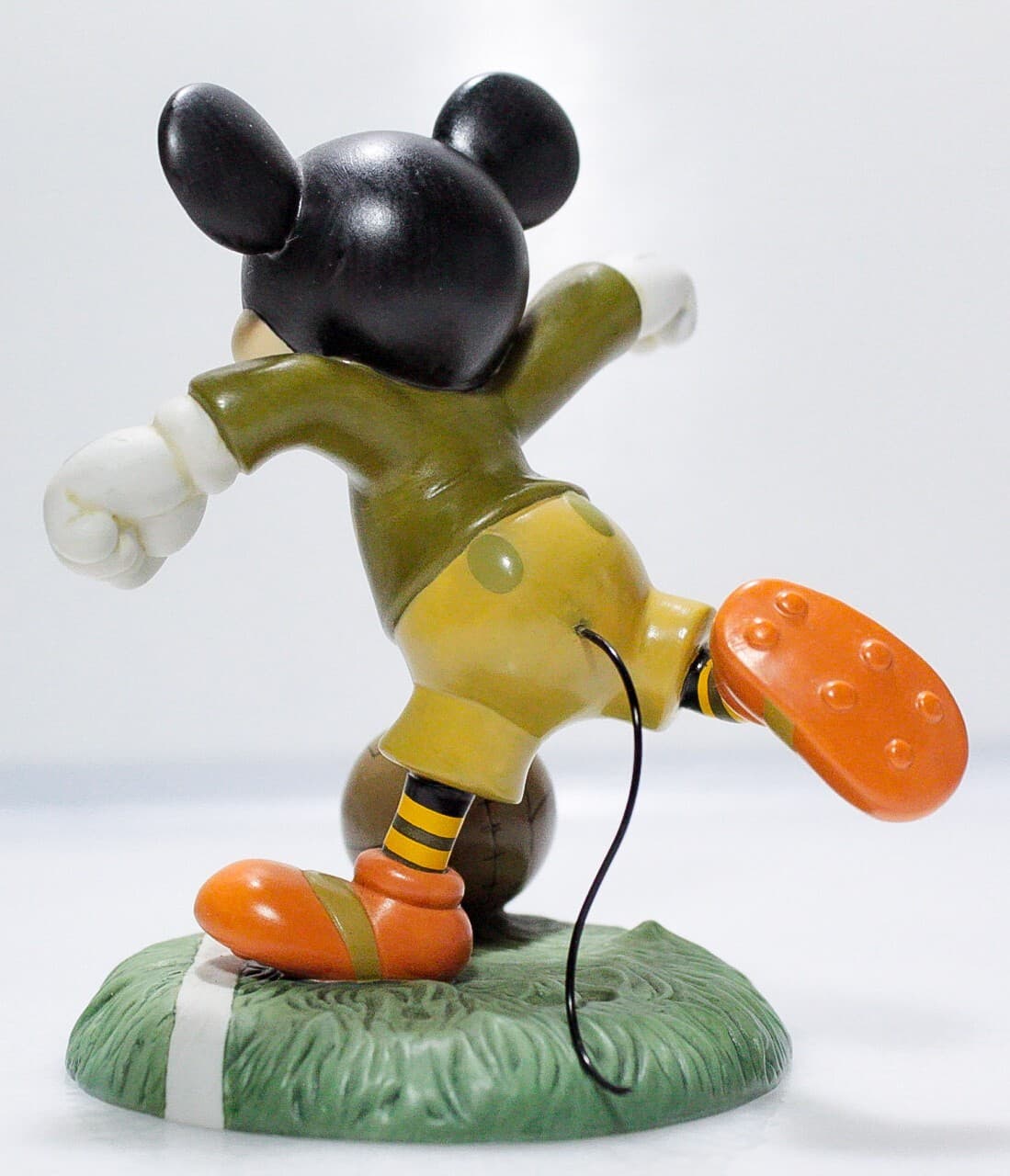 Disney MICKEY AND FRIENDS Vintage "Big Shot" Playing Soccer Enesco Figurine - Thumbnail 6