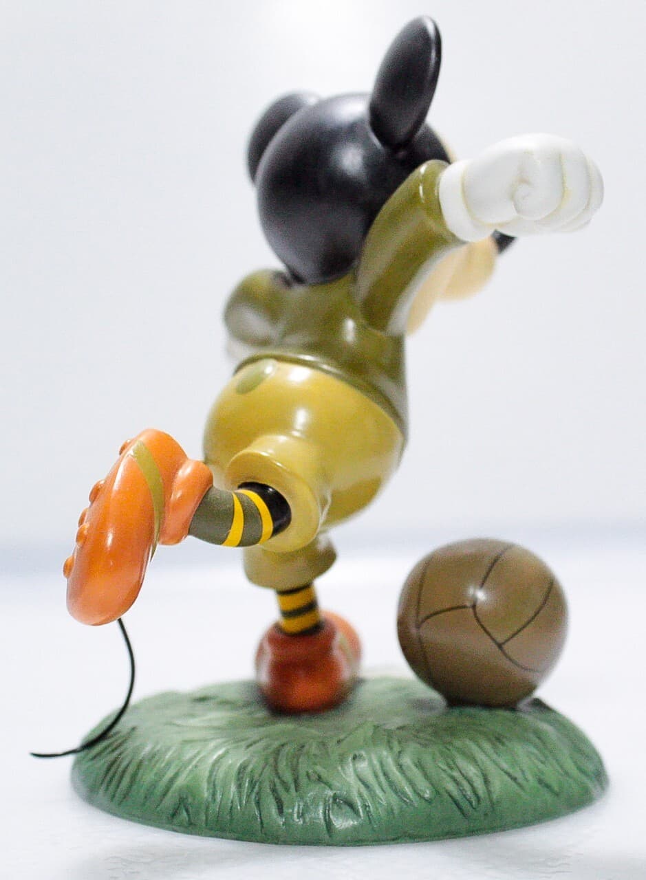 Disney MICKEY AND FRIENDS Vintage "Big Shot" Playing Soccer Enesco Figurine - Thumbnail 4