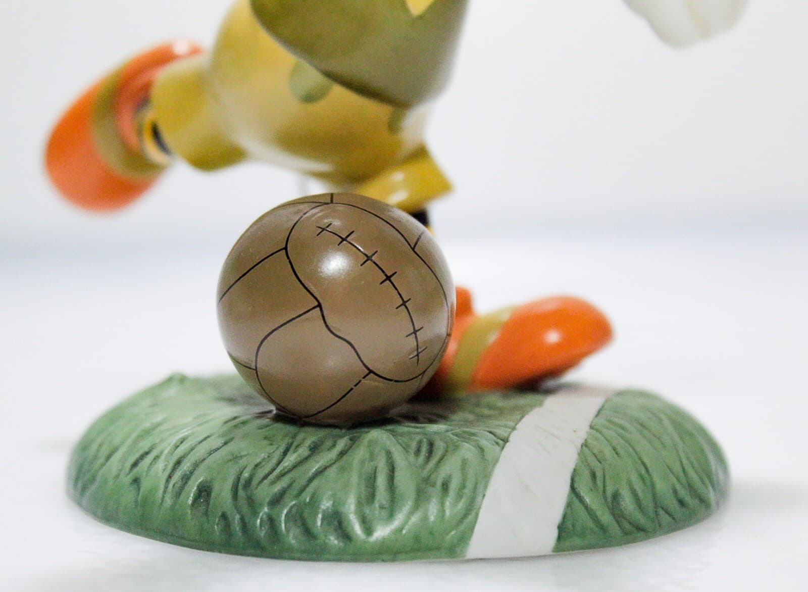 Disney MICKEY AND FRIENDS Vintage "Big Shot" Playing Soccer Enesco Figurine - Thumbnail 3