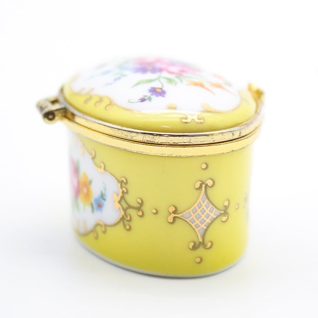 Vintage Oval Floral Bouquet Butterfly Clasp Yellow Porcelain Trinket Box - Thumbnail 4