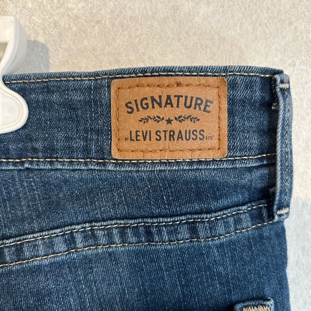 Women’s Signature Levi Strauss Mid Rise Skinny Crop Jeans Size 10-30W - Thumbnail 2