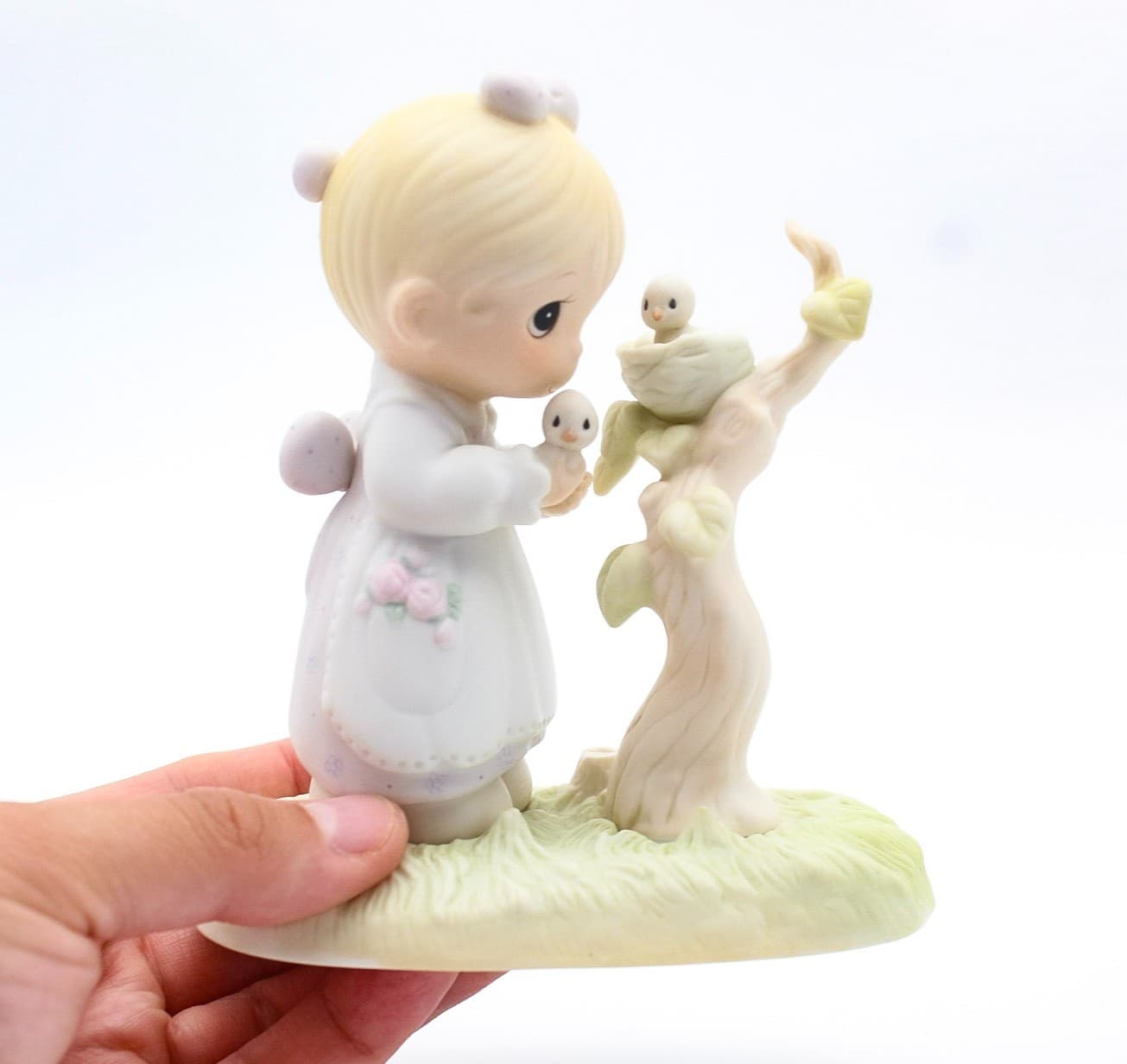 Precious Moments His Eye Is On The Sparrow Enesco Porcelain Figurine 1983 - Thumbnail 2