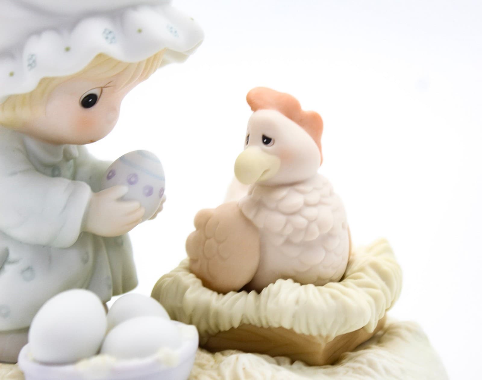 Precious Moments Eggspecially For You Enesco Porcelain Figurine 1988 - Thumbnail 5