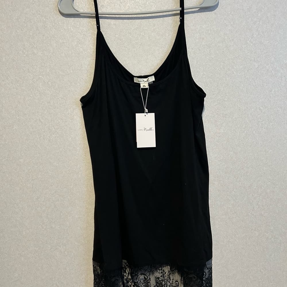 NWT women’s layering Tank top with adjustable straps and a lace bottom, size XXL - Thumbnail 3