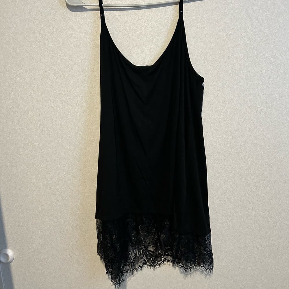 NWT women’s layering Tank top with adjustable straps and a lace bottom, size XXL