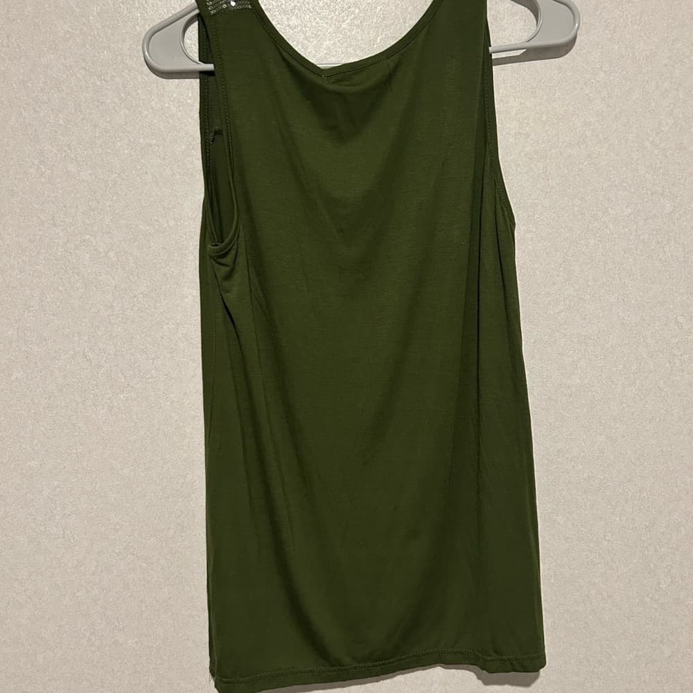 NWT Women’s Hunter Green Tank Top With Sequins, Arianna By Howard Size S/M - Thumbnail 2