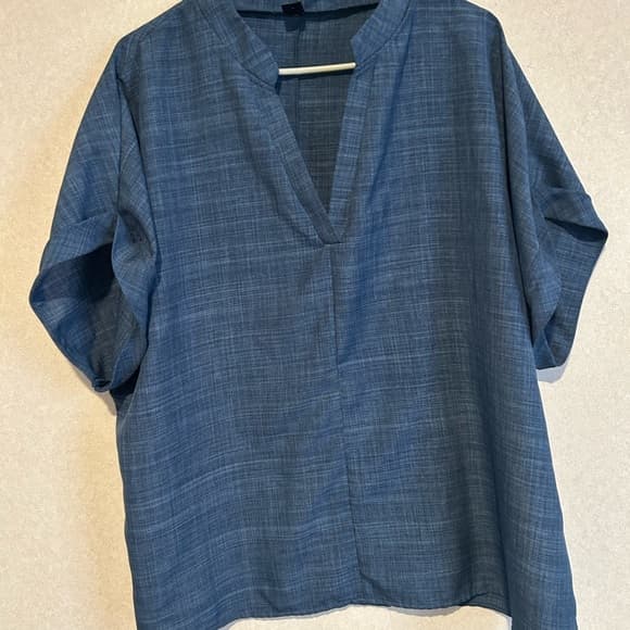 This women's plus size blouse by Shein is perfect for work, featuring a colared - Thumbnail 4