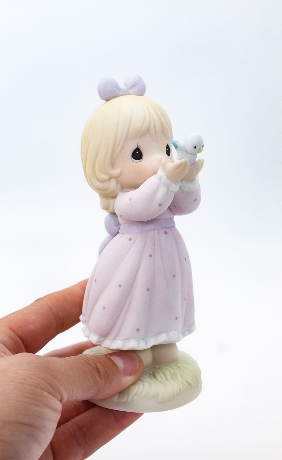 Precious Moments Sharing A Gift Of Love Enesco Porcelain Figurine 1990 - Thumbnail 2