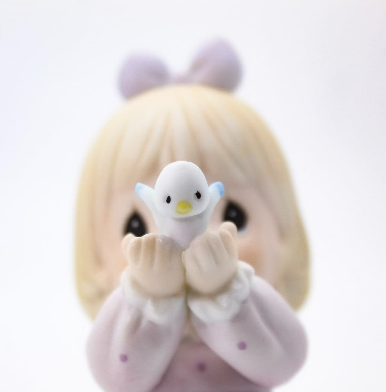 Precious Moments Sharing A Gift Of Love Enesco Porcelain Figurine 1990 - Thumbnail 4
