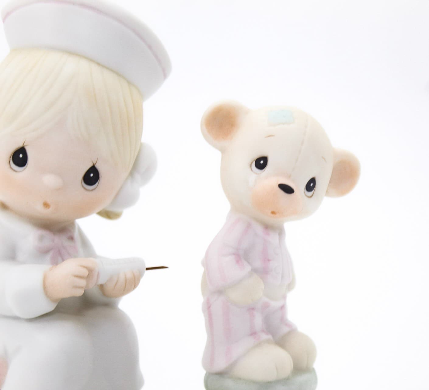Precious Moments Love Beareth All Things Enesco Porcelain Figurine 1981 - Thumbnail 4