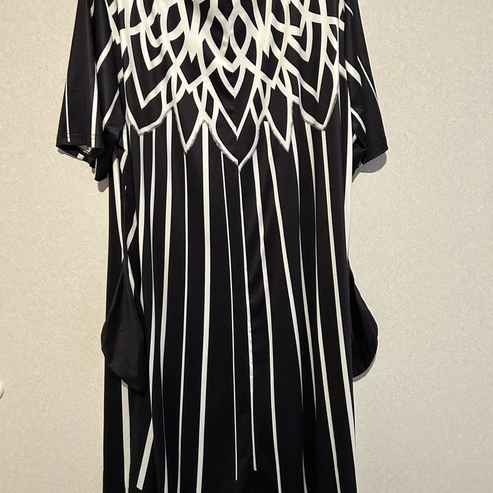 Women’s Plus Size T Shirt Dress With Pockets, Black And White Design, Size 3XL - Thumbnail 2
