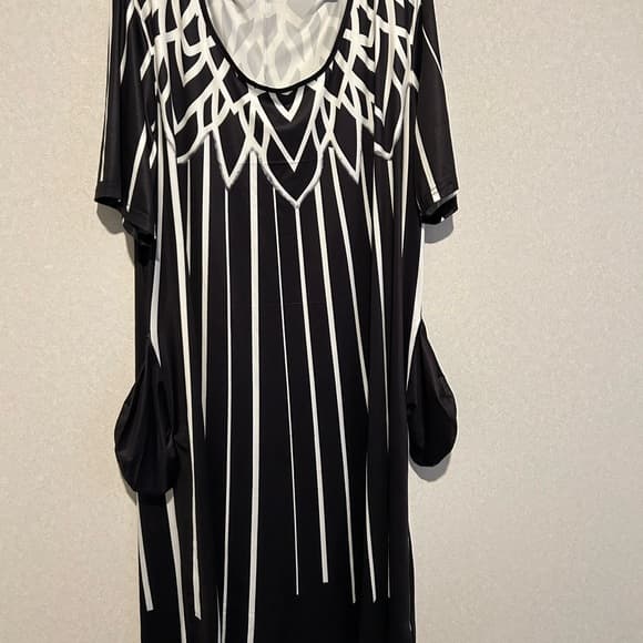 Women’s Plus Size T Shirt Dress With Pockets, Black And White Design, Size 3XL - Thumbnail 4
