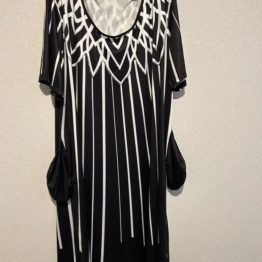 Women’s Plus Size T Shirt Dress With Pockets, Black And White Design, Size 3XL - Thumbnail 3