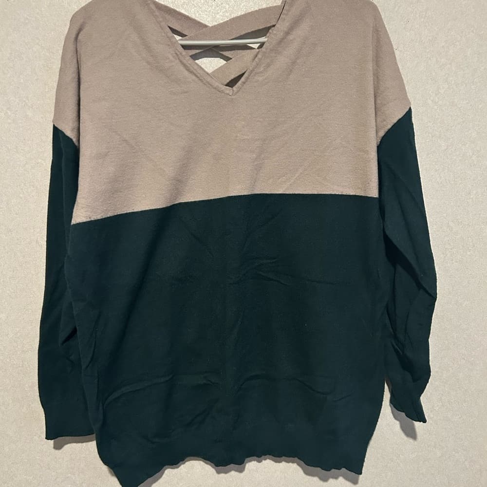 Women’s Size Large Blouse With V Neck And A Tie Back, Green And Cream Color - Thumbnail 3