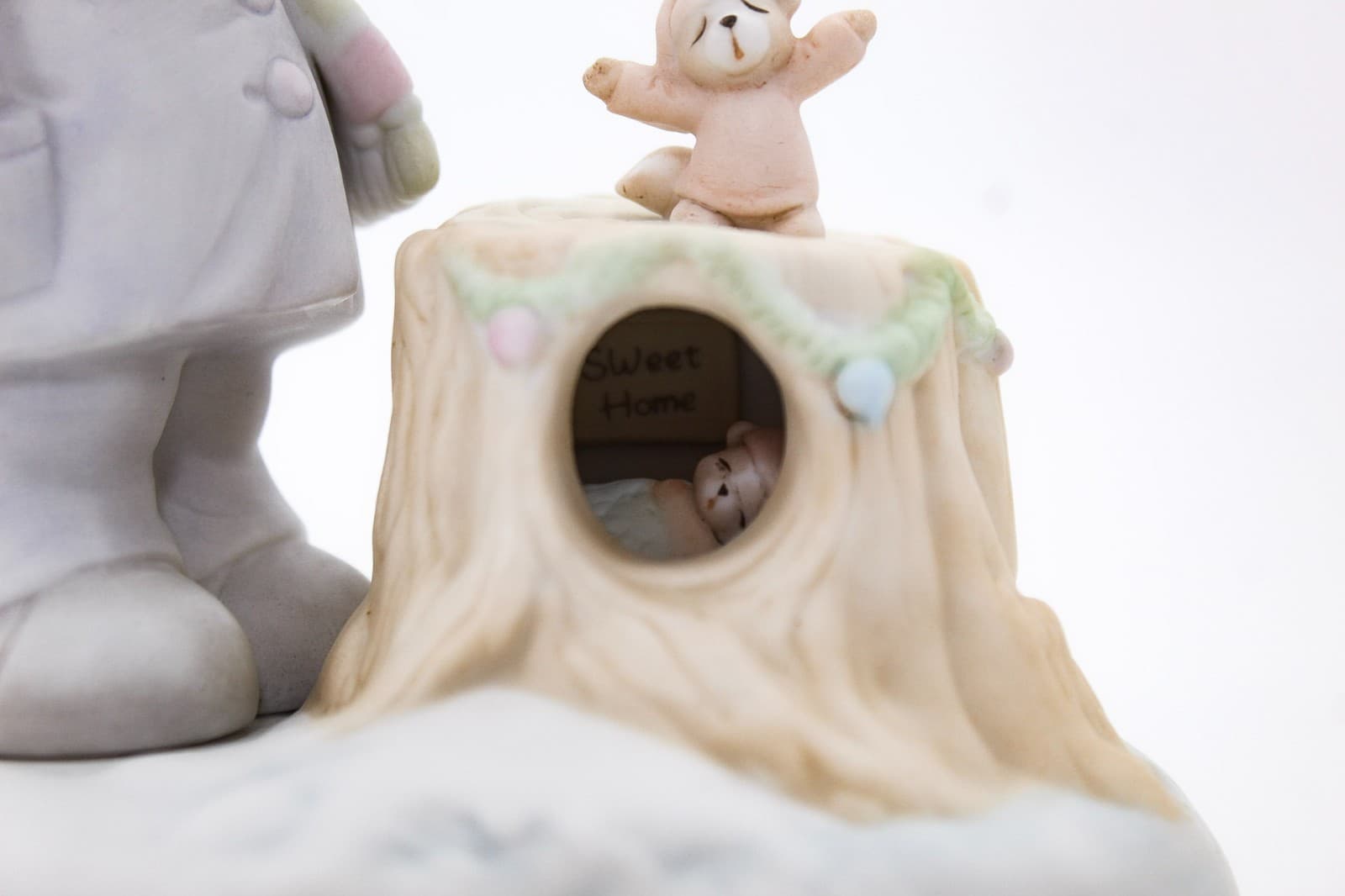 Precious Moments Wishing You A Cozy Season Enesco Porcelain Figurine 1989 - Thumbnail 4