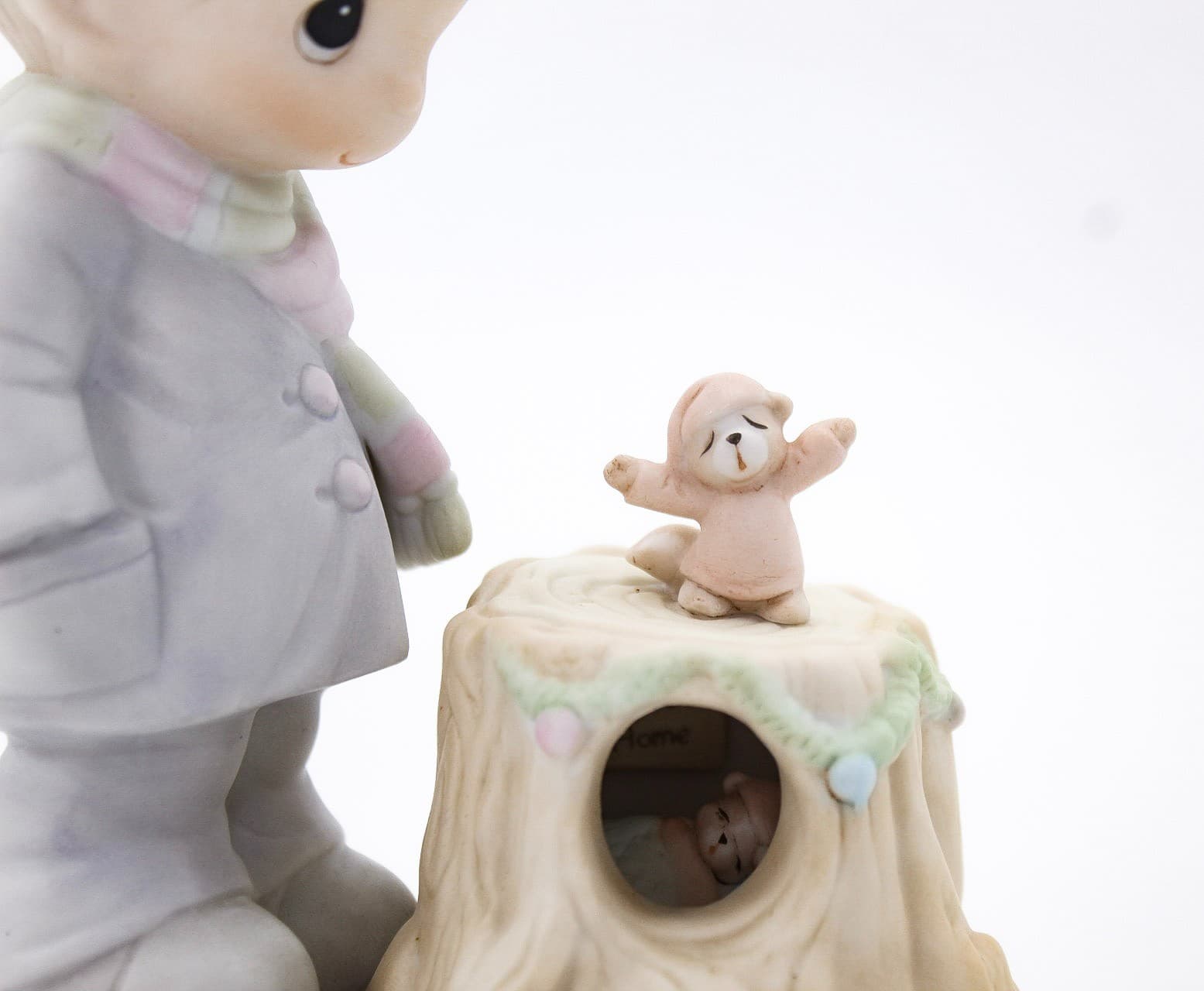 Precious Moments Wishing You A Cozy Season Enesco Porcelain Figurine 1989 - Thumbnail 3