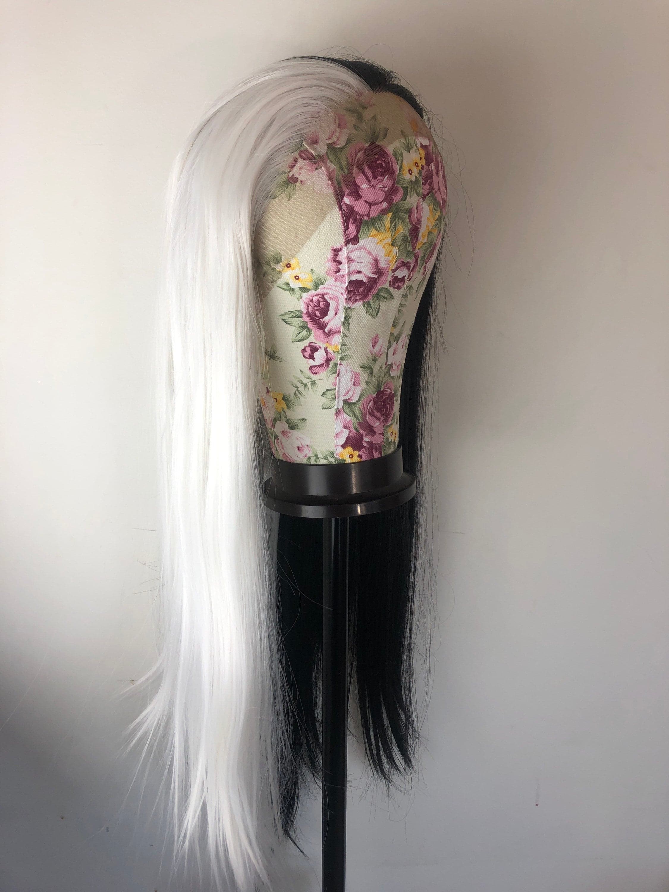 CRUELLA 24” Black & White split dye straight LaceFront wig -ARRIVES NEW Perfect for Cruella Deville costume - Thumbnail 2