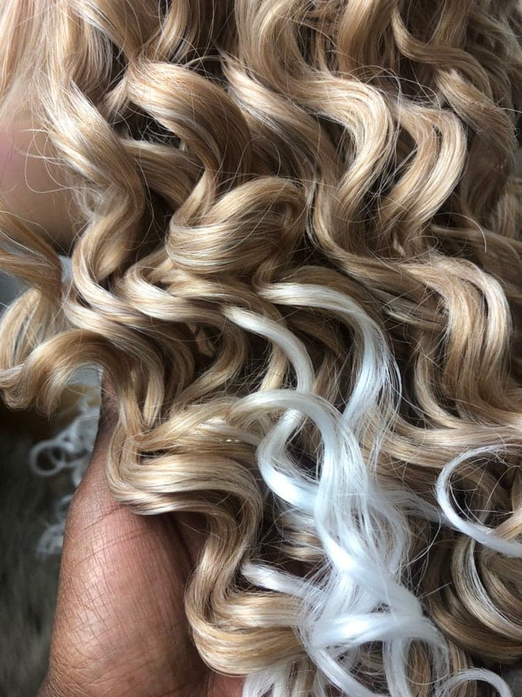24” Blonde and white kinky curly Lace Front WIG *Nwt* - Thumbnail 9