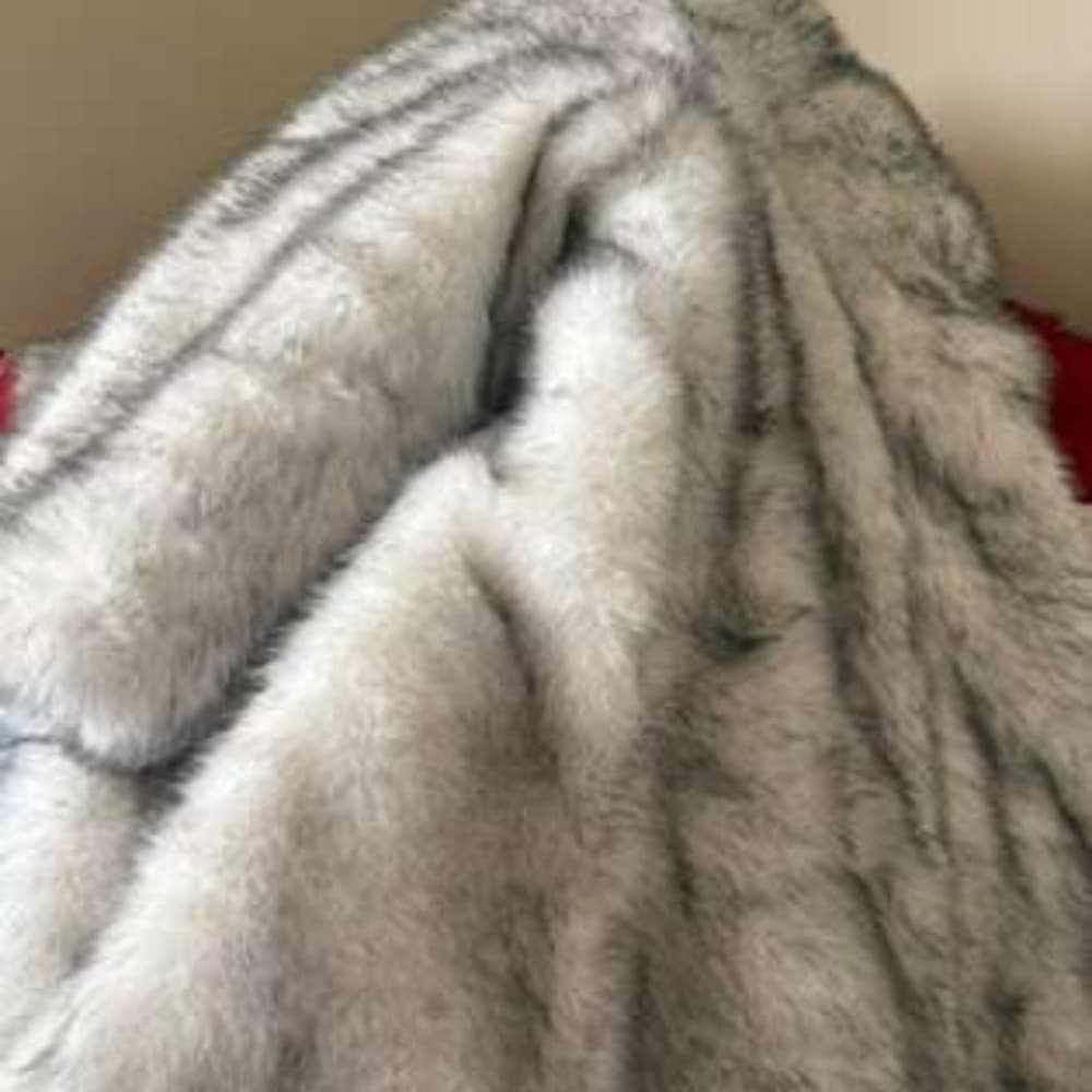 Luxurious Silver Faux Fur Coat - Thumbnail 12