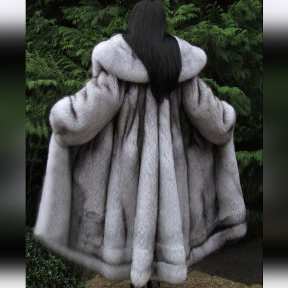 Luxurious Silver Faux Fur Coat - Thumbnail 3
