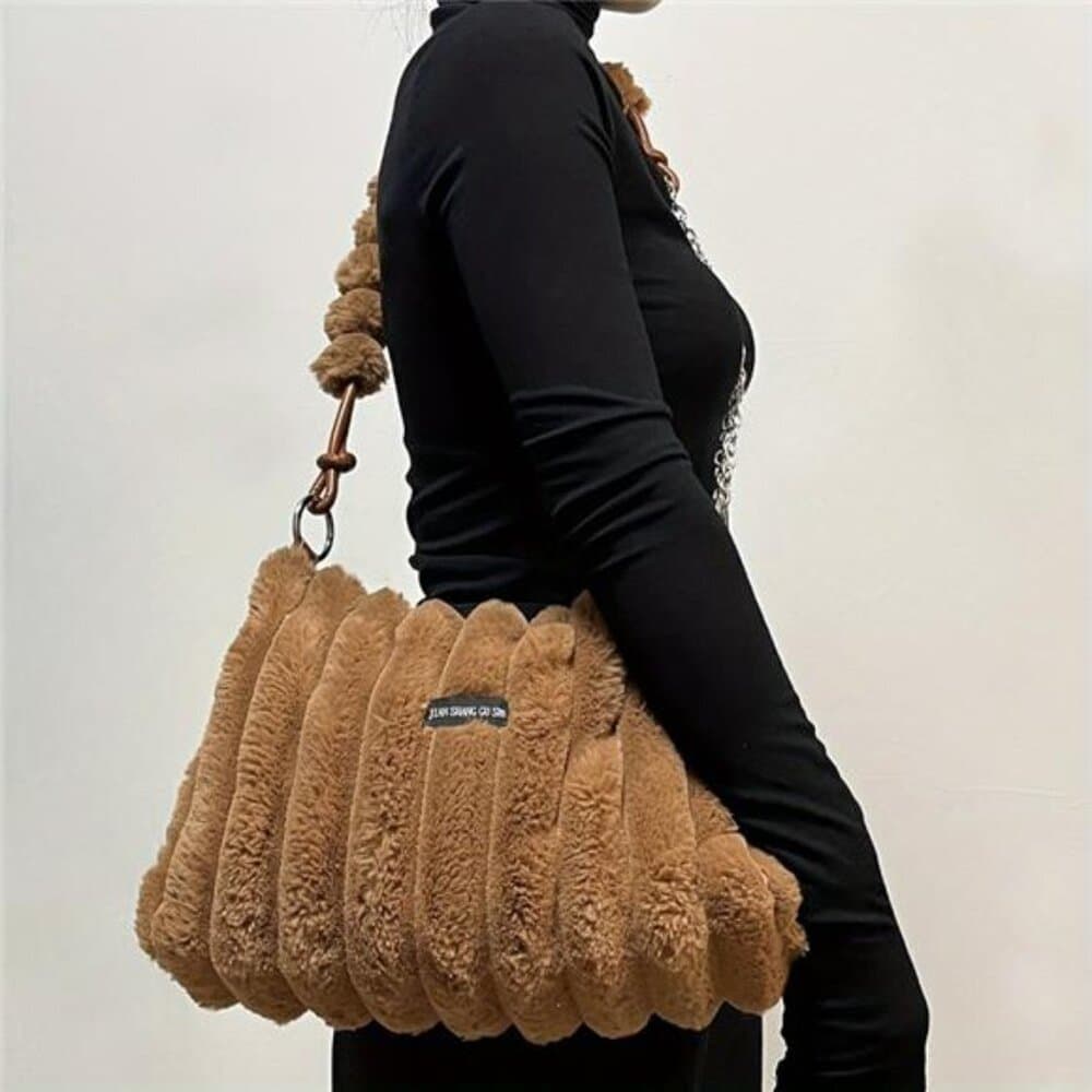 Women's Lightweight Plush Crossbody Bag with Detachable Chain Strap - Large - Thumbnail 4