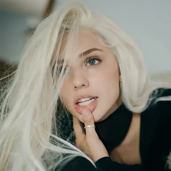 Platinum Blonde Beauty LaceFront Wig Wig 22-24inch - Thumbnail 7