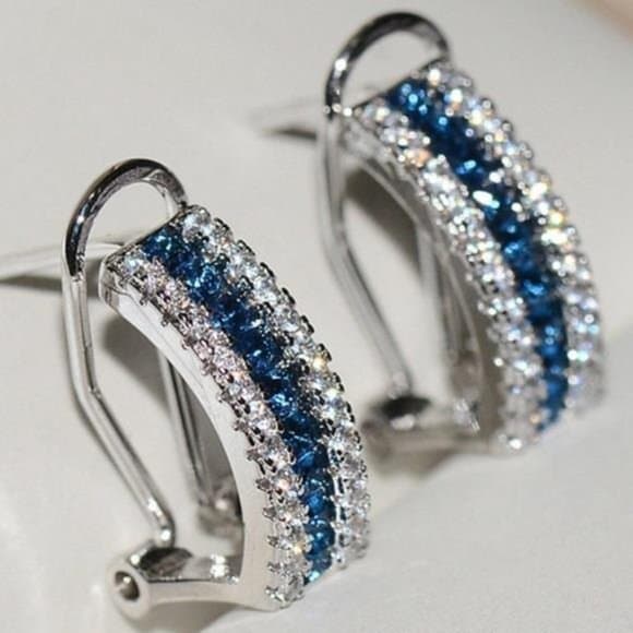 NEW WHITE GOLD BLUE WHITE DIAMOND OMEGA STUD EARRINGS - Thumbnail 4