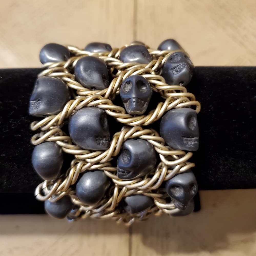 Black and Gold Skulls Bracelet - Thumbnail 2