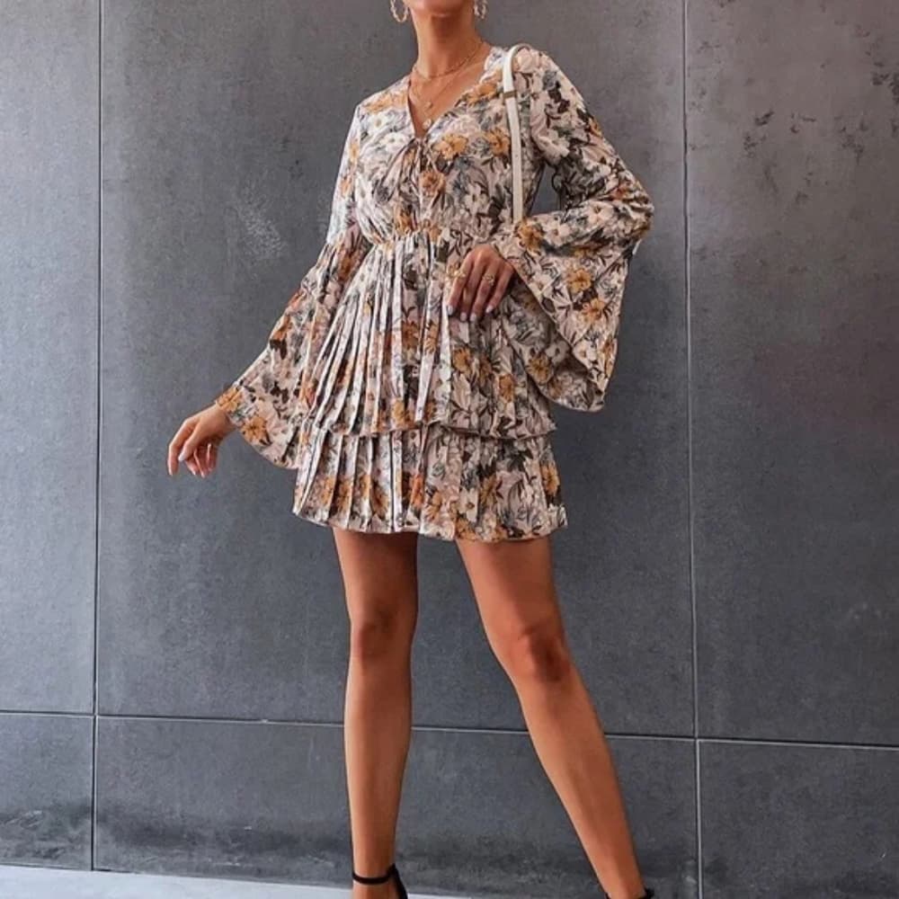 BOHO FLORAL BELL SLEEVE PLEATED DRESS! - Thumbnail 4