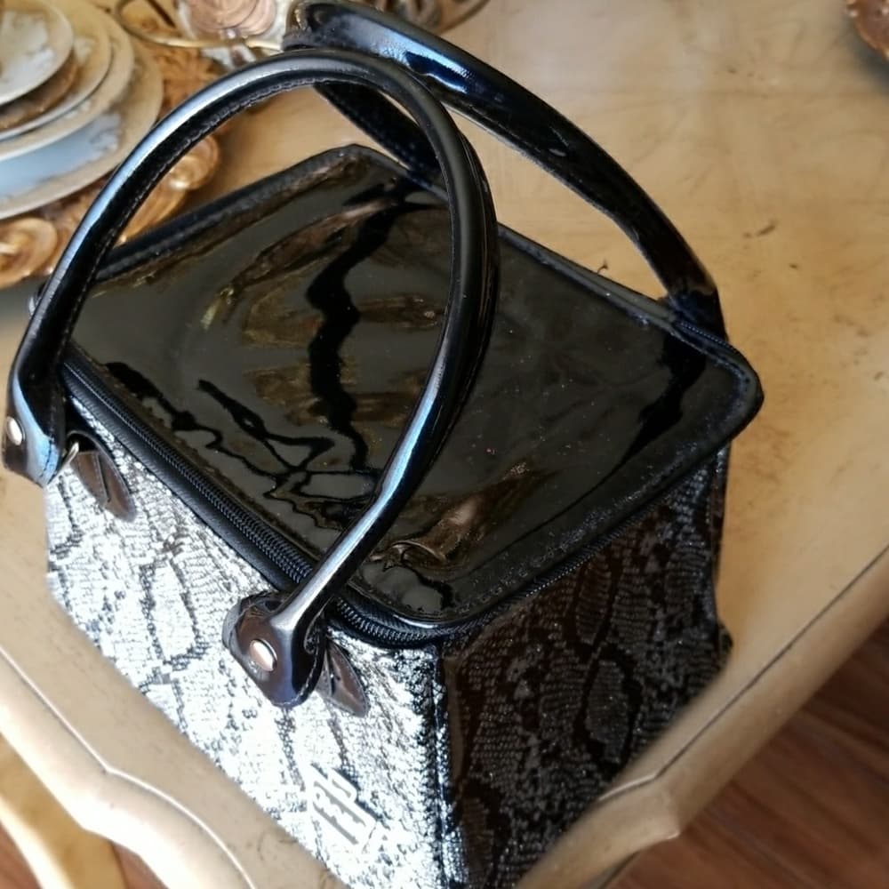 Black and Silver Make Up Cabodle
