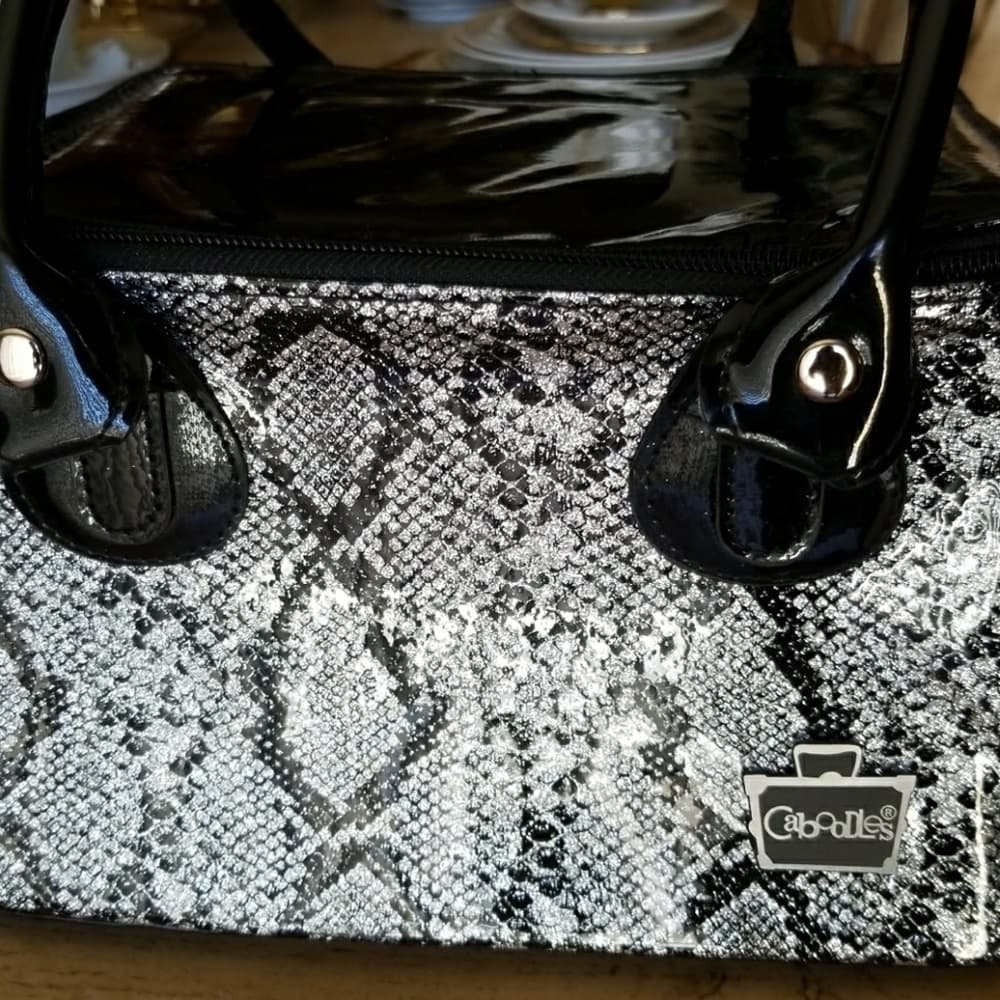 Black and Silver Make Up Cabodle - Thumbnail 2