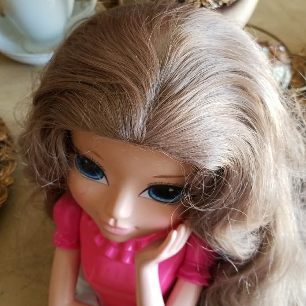 Blondish Golden Brown Showgirl Wig 20-24 inches - Thumbnail 7