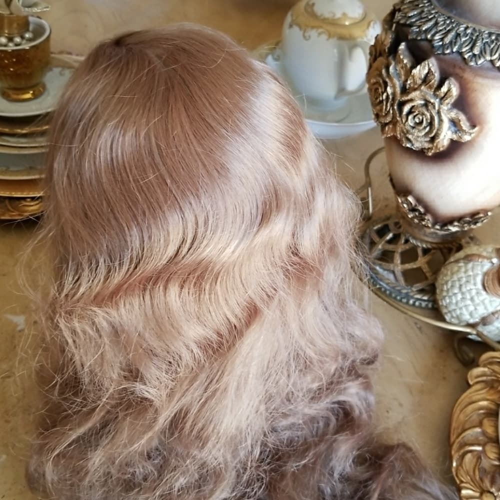 Blondish Golden Brown Showgirl Wig 20-24 inches - Thumbnail 5