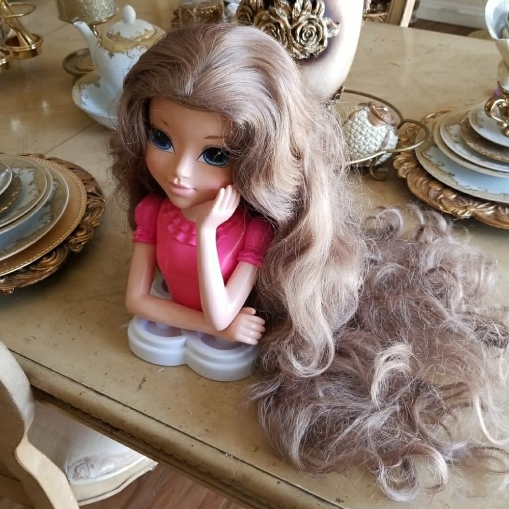 Blondish Golden Brown Showgirl Wig 20-24 inches - Thumbnail 6