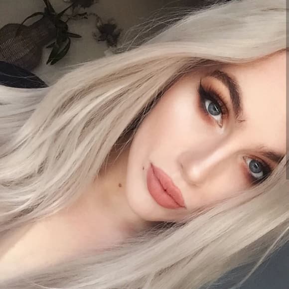 Blonde Beauty Lace Front Wig 22-24 inches.. - Thumbnail 2