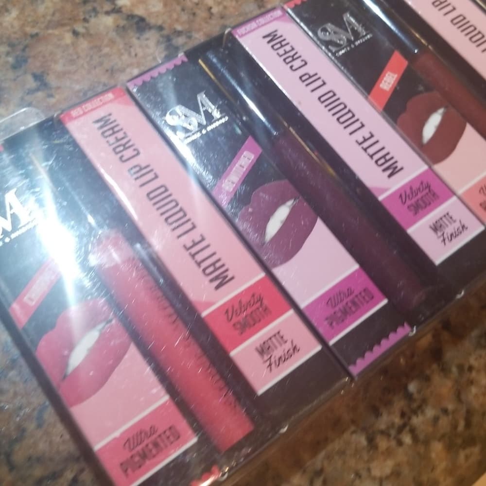Matte Lipstick Beauty Bundle - Thumbnail 2
