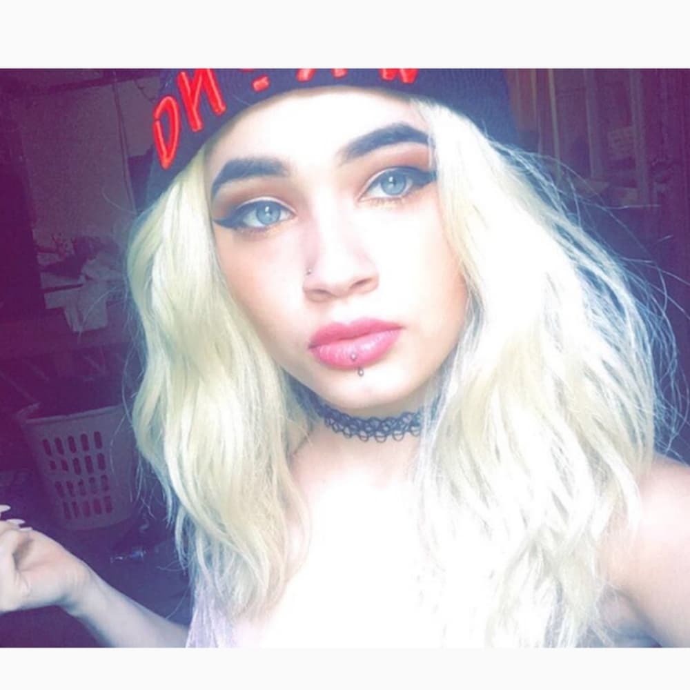 Used Blonde Beauty Bomshell Wig - Thumbnail 2