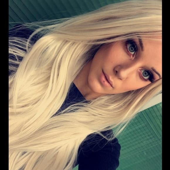 Blonde Beauty LaceFront Wig 22-24 inches!! - Thumbnail 9