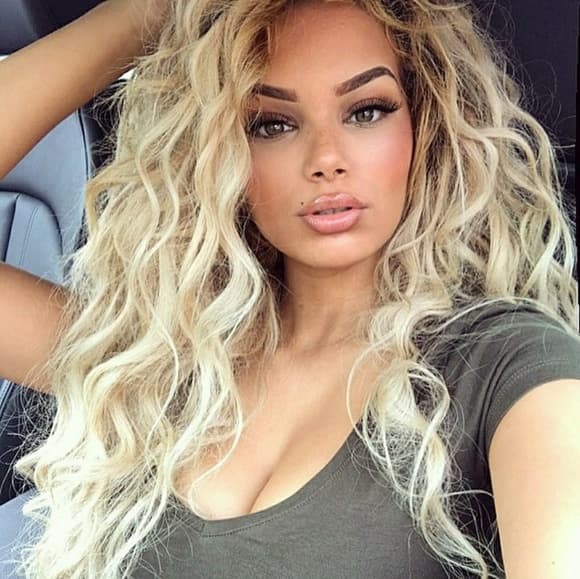Blonde Beauty LaceFront Wig 22-26 inches!! - Thumbnail 9